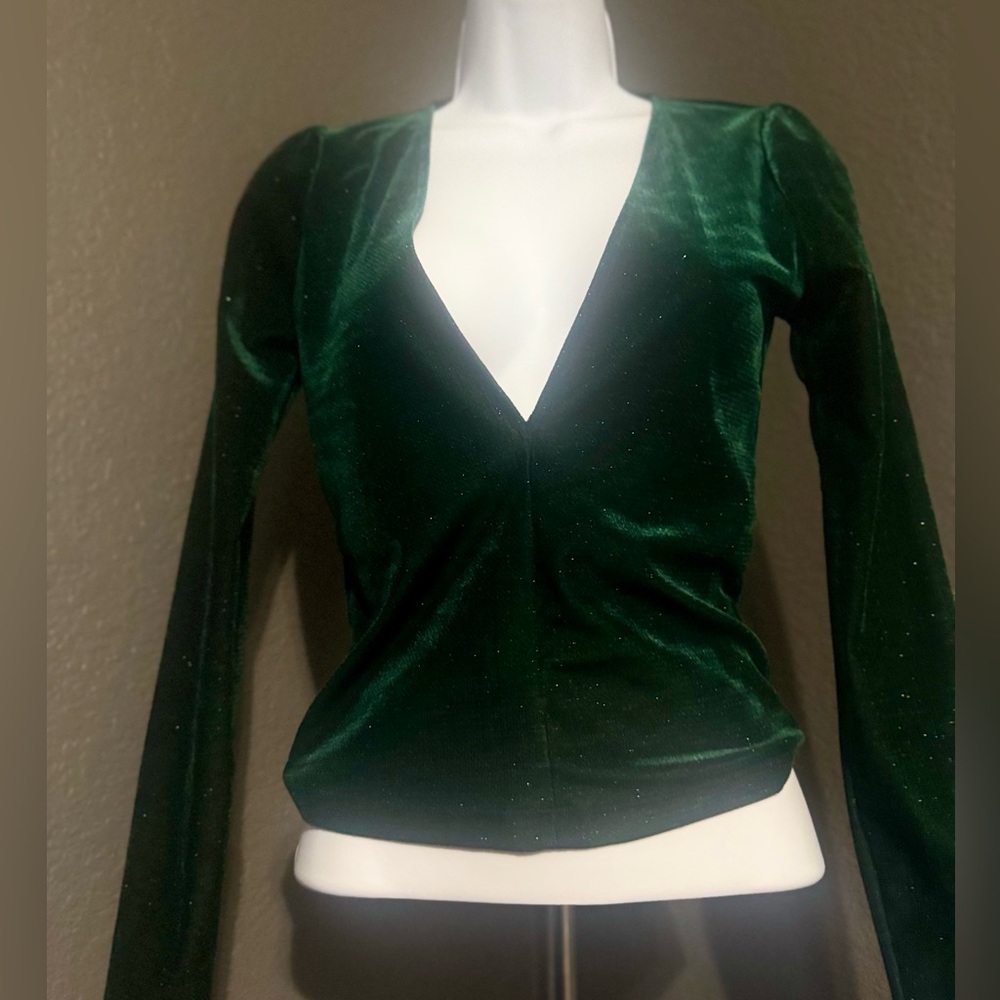 Elegant Emerald Green Women's Top - Picture 5 of 8
